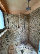 Separate Area mit Schlafzimmer und Badezimmer