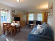 Große Warf mit Rasenfläche