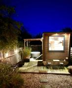 Cozy tiny house with jacuzzi , garden and free parking near Amsterdam
