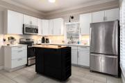 3 BR Townhouse w 2 car garage