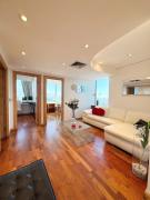 Large apartment with Jacuzzi and view in luxury district