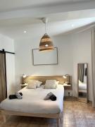 Le Robin Central Studio with AC & charm