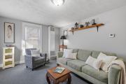 Cozy & Warm 2nd Flr Mid Term Rental