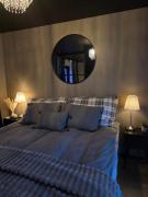 Aurora View Apartment - Free Parking & Walkable City Location