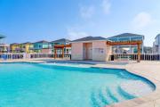 Rockport Stay w Shared Pool Deck & Boat Parking