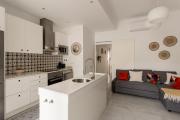 Stylish 2-Bedroom Apartment with Terrace in Alcântara