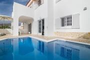 BEAUTIFUL VILLA - 4 bedrooms, heated pool, 2 priv car park places, fibre net, PS5, tv channels