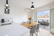 Renovated flat Terrace 2 bedrooms 2 bathrooms