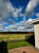 Breskens Chalet DuneView mit Zaun Haus Nr H195