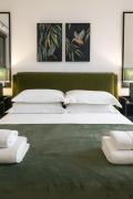 Luxury flat with FREE parking & easy tube access!