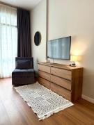 Вид на закат, море и бассейн