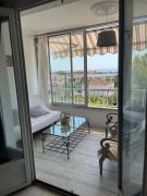 Le Richelieu apartment with small sea view