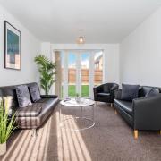 Three Bedroom House - Garden - Off Street Parking 98C