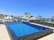 Residencial com piscina de borda infinita a poucos passos da praia e próxima à sorveteria