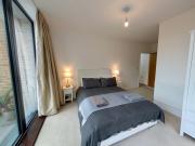 Spacious and Luxury 2 bed 2 bath Just 5 minutes walk from the underground