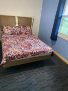 Budget House ,Parking on street,only for One Person ,Extra guest not welcome