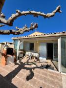 Belle maison de vacances semi climatisée, clôturée, véranda, 6 couchages, résidence LE VILLAGE DE LA MER LRVM93