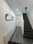 3 bedroom house sleeps 6 Discounts on long stays FreeParking Business free WiFi