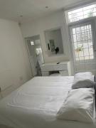 Sea Point 1-Bedroom Apartment- Walk to Beach & Promenade