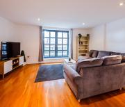Central 2BR flat - free parking - fast Wi-Fi
