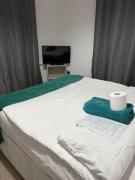 Double Cosy bedroom in central Dartford-Close toamenities