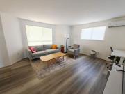 Cozy home, Walk to Lake, Food & Shops, EV Charger