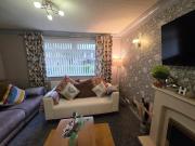 Charming 2 Bed Modern Guest House with Free Parking up to 3 cars