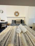 F1 Glasshouse Studio Flat