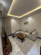 شقة راقية بأثاث أنيق ومريح