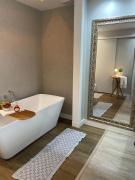 Loft novo com banheira de imersão a 5min da Vila Germânica ar e garagem