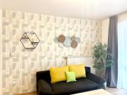 Prime Stay - Deluxe 2 Bedroom Family Apartment with Balcony - Parking Included