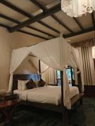 ANTIQUE VILLA with a Pool for company of 14-20 , 10 min walk Morjim Beach