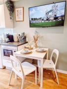 Stylish Kensington Studio by Olympia with Fast Wi-Fi