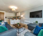 Central 2 Bed Apt with Balcony