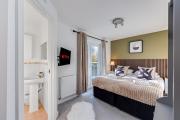 Hunsbury House - Excellent Location - Free Parking, Self-Check-In, SkyTV and Fast Wifi by Yoko Property