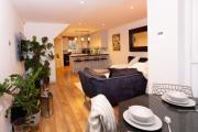 Cosy 4BR house, West Didsbury, bars and restaurants close by, Free Parking, Sleeps 8