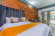 Maboneng Black Diamond Oasis on Craftmanship Hotel with Wi-fi and Parking