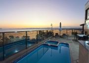 Luxo Frente Mar em 7 Qtos com Ar sendo 4 suites para até 18 pessoas, 2 Jacuzzi Aquecidas, piscina, brinquedoteca, 5min de Castelhanos