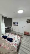 Explore Cardiff - Stylish Studio Apartment Near City Centre