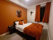 SuperValue Suite 9 - Fast WiFi, Hotel Linen, Keyless Entry, City only 10 Mins - BY PROPERTY PROMISE