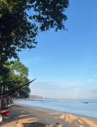 Quarto na Av Beira mar em Apto familiar