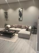 Delikat, romslig og sjønær sentrumsleilighet