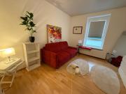 1 Zi Ferien Wohnung Kiel Mitte an der Universität zu Kiel-Alsenstrasse 17, perfekt auch als Schadenwohnung, eigener Parkplatz, große Wohnküche, Wlan, gemütlich möbliert, je 3 Min zur Universitätsklinik, Ostsee, Seebäder, City, Luxusfähren