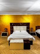 royal pyramids palace