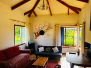 Casa con orilla de río y vista a los volcanes