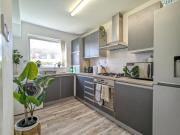 Large 3-Bedrooms House Near Centre Free Parking