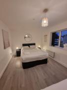 ApartHotel 5 - Fast WiFi, Hotel Linen, Keyless Entry, City only 10 Mins - BY PROPERTY PROMISE