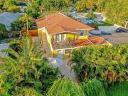 Tropical escape with fire pit near airport & stadium