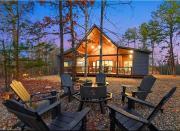 4BR Cabin - Hot Tub - Fire Pit - BBQ - Patio - Pets