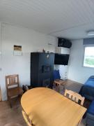 Ilmastoitu mökki nelostien varrella